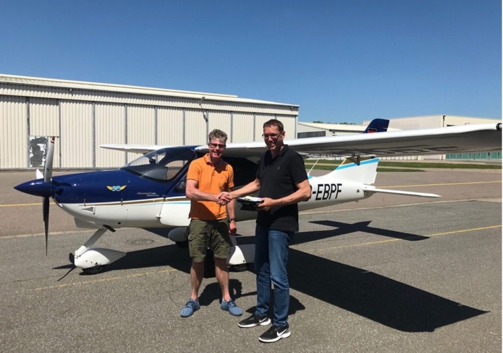 Flugschüler mit Prüfer nach nach erfolgreicher PPL(A)-Prüfung