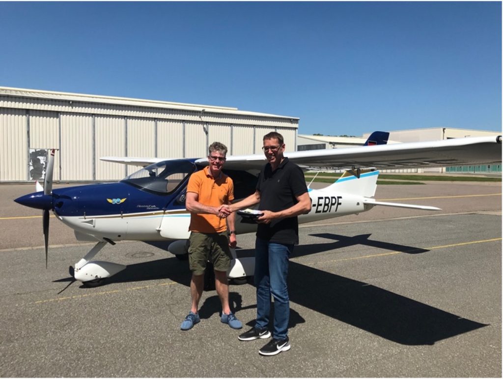 Flugschüler mit Prüfer nach nach erfolgreicher PPL(A)-Prüfung